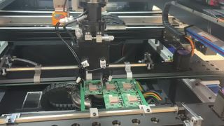 Mesin Router Depaneling PCB Inline dengan Bongkar PCBA Pada Mesin Penggilingan PCB Baki